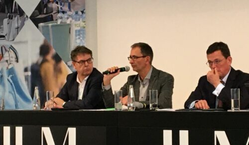 BLE-Geschäftsführer Axel Augustin (Mitte) erläutert die Situation des Lederwarenhandels. (Foto: Redaktion)