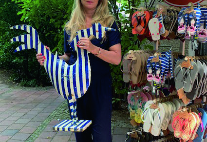 Claudia Deby mit dem namensgebenden kleinen Knurrhahn (Foto: Claudia Deby)