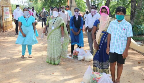 Die Deichmann-Stiftung unterstützt in Indien bedürftige Familien mit Lebensmittelpaketen. (Foto: Deichmann-Stiftung)