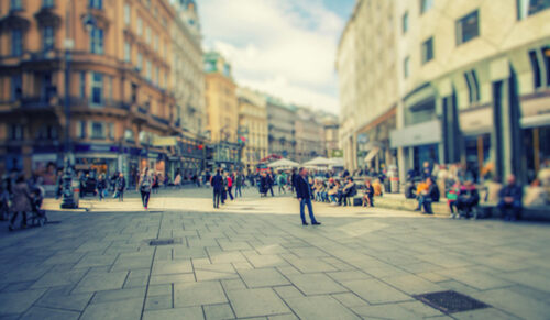 Fußgänger in der Innenstadt (Foto: Fotolia)