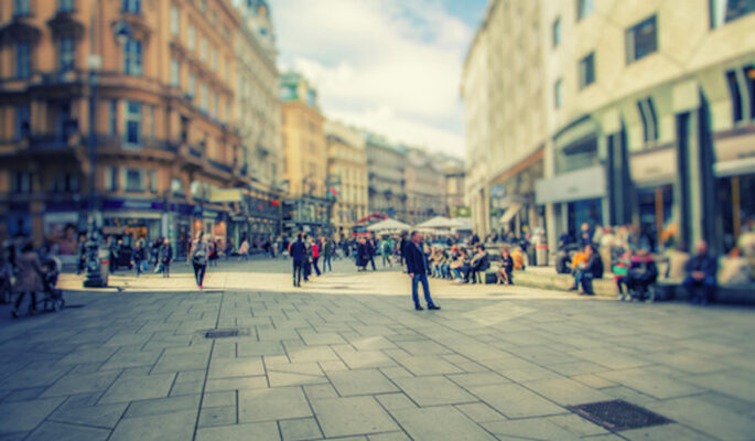 Fußgänger in der Innenstadt (Foto: Fotolia)