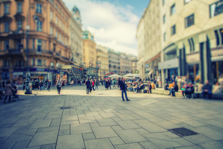 Fußgänger in Innenstadt (Foto: Fotolia)