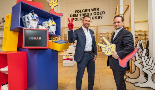Michael Rummerstorfer und Wolfgang Neussner präsentieren Franz. (Foto: Humanic)
