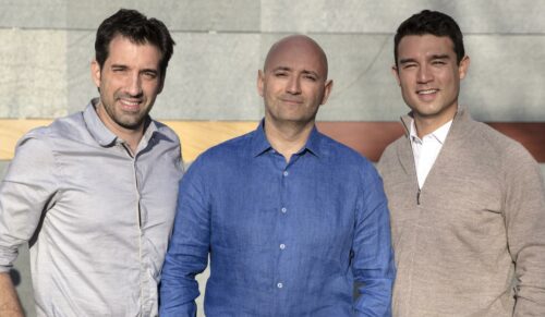 (v. l. n. r)  Claudio Minder, Geschäftsführer Joya Schuhe GmbH, Michael Nater, neuer Vertriebsleiter Deutschland und Karl Müller, Gründer Joya Schuhe. (Foto: Joya)