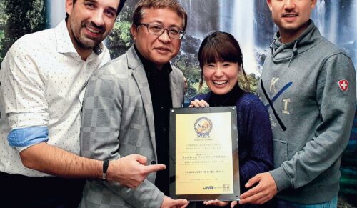 Überreichung JMR Organization Inc. Award v.l.n.r. : Claudio Minder, Yabu Hiroaki, Raychel Suzuki, Karl Müller IV (Foto: Joya)