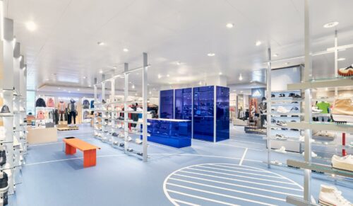 Der neue Sports-Pop-Up erinnert an eine Indoor-Sporthalle. (Foto: Martin Dzuiba/The KaDeWe Group)  