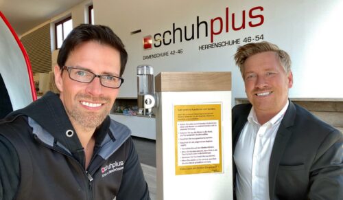 Georg Mahn (li.) und Kay Zimmer von Schuhplus starten wieder mit ihren Geschäften. (Foto: Schuhplus)