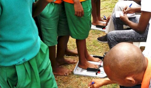 WMS vermisst Kinderfüße in Kenia (Foto: WMS)