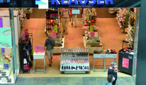 Die Kundenströme in der Leipziger Innenstadt sind überschaubar, hier in den Höfen am Brühl am Schuhhaus Klauser. 
Foto: Volkmar Heinz