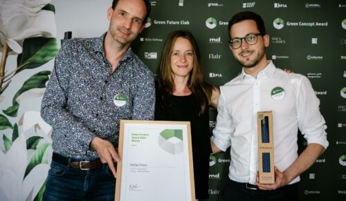 Bernhard Lindner (l.), Franziska Eschetshuber und David Sternbauer freuen sich über den Green Product Award für Knirps. (Foto: Knirps)