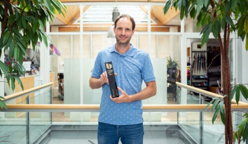 Bernhard Lindner, International Sales & Marketing Knirps, mit dem German Brand Award. (Foto: Knirps)