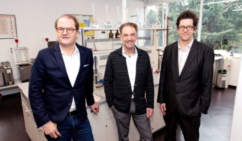 (v.l.n.r.) Thomas Lange, Hauptgeschäftsführer GermanFashion Modeverband Deutschland e.V., Jörg Brune, Managing Director und Thomas Herrmann, Managing Director (beide Eurofins WKS Labservice GmbH) (Foto: GermanFashion)
