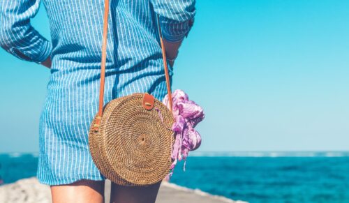 Korbtaschen liegen im Sommer im Trend (Foto: Unsplash). 