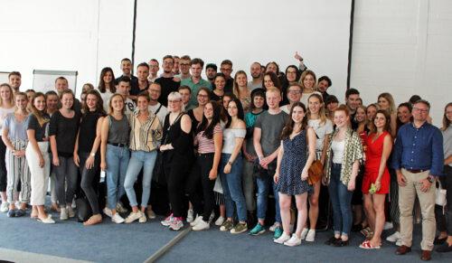 Die LDT Studenten mit Fachbereichsleiter Sport+Schuhe Frank Petri (Bildvordergrund 2. von rechts) sowie dem Geschäftsführer Finanzen & Marketing der LDT Manfred Mroz (im Bildhintergrund) (Foto: LDT Nagold)