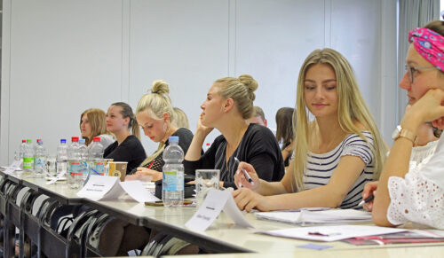 LDT-Studenten beim Pilotprojekt ’Warenkunde für kaufmännische Auszubildende‘ (Foto: LDT Nagold)