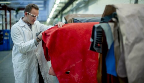Felix Wengenroth ist Deutschlands bester Gerber-Azubi (Foto: Lanxess)