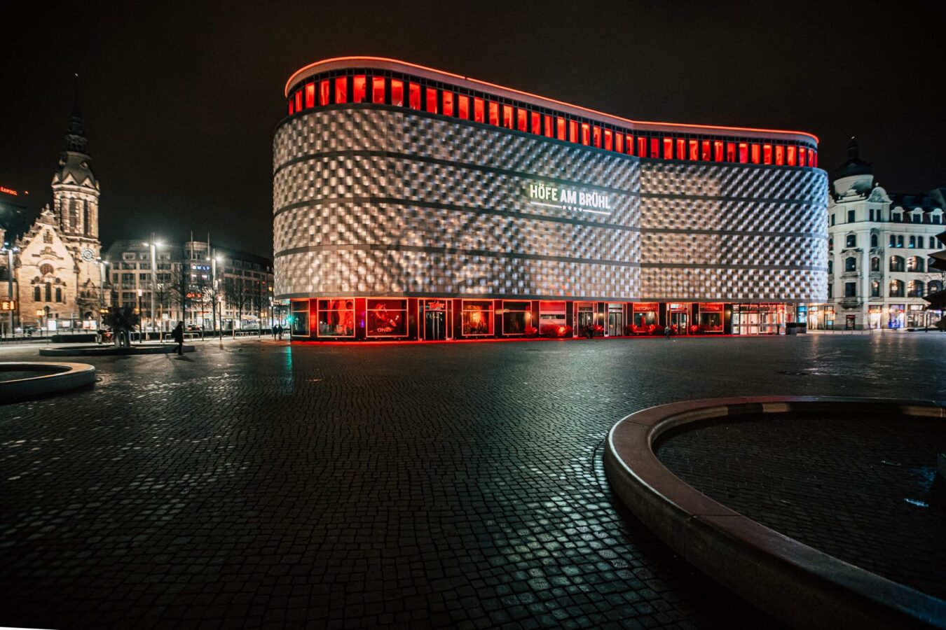 Über 150 Shopping-Center und Handelsimmobilien bundesweit lassen bis zum 2. März ihre Schaufenster und Center in rotem Licht erstrahlen, um symbolisch deutlich zu machen, welche Flächen in den Innenstädten bei andauernden Lockdown von Schließung bedroht sind.(Foto: Tom Thiele)