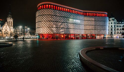 Über 150 Shopping-Center und Handelsimmobilien bundesweit lassen bis zum 2. März ihre Schaufenster und Center in rotem Licht erstrahlen, um symbolisch deutlich zu machen, welche Flächen in den Innenstädten bei andauernden Lockdown von Schließung bedroht sind.
(Foto: Tom Thiele)
