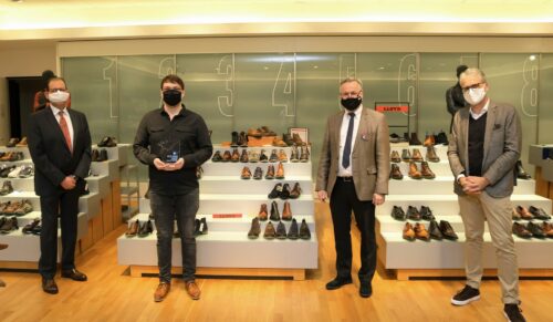 Übergabe der Auszeichnung (v.l.): Ausbildungsleiter der Schuhfertiger D. Horsten, Bundessieger J. Berghorn, IHK Vizepräsident L. Roshop, Sprecher der Lloyd-Geschäftsführung A. Schaller (Foto: Lloyd)