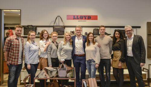 Das Lloyd-Team des Concept-Stores und Andreas Schaller (re.) feiern gemeinsam mit den Werder Bremen Fußballspielern Philipp Bargfrede (li.) und Niklas Moisander (3.v.re.) die Shoperöffnung in Bremen. (Foto: Lloyd)