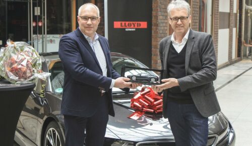 Andreas Schaller, Geschäftsführer von Lloyd, überreicht Thorsten L. aus Recke die Schlüssel für den BMW i8 (Foto: Lloyd)