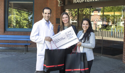 Die Lloyd Kinderhilfe übergibt Spendenschek an Dr. Massud Mamarvar (Foto: Lloyd)