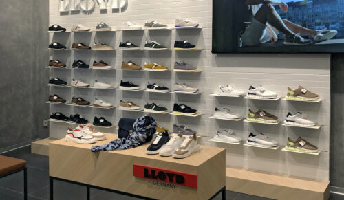 Sneakerwand im neuen Lloyd-Store in Wien. (Foto: Lloyd)