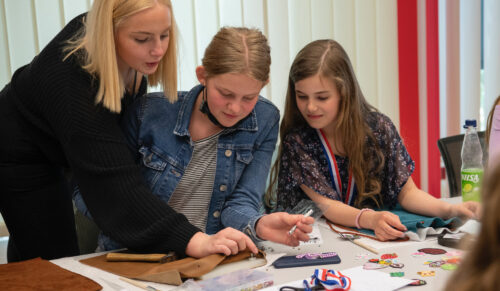 Schülerinnen und Schüler konnten beim Zukunftstag bei Lloyd erste Einblicke in der Schuhbranche erlangen. (Foto: Lloyd)