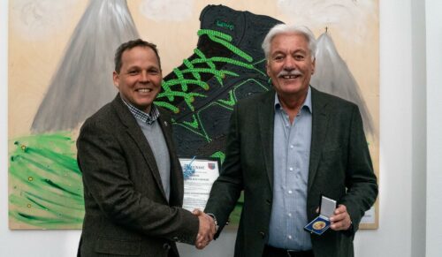Manfred Betzin (li.), Bürgermeister der Gemeinde Jetzendorf, ehrt Lowa-Chef Werner Riethmann mit der silbernen Bürgermedaille. (Foto: Lowa)