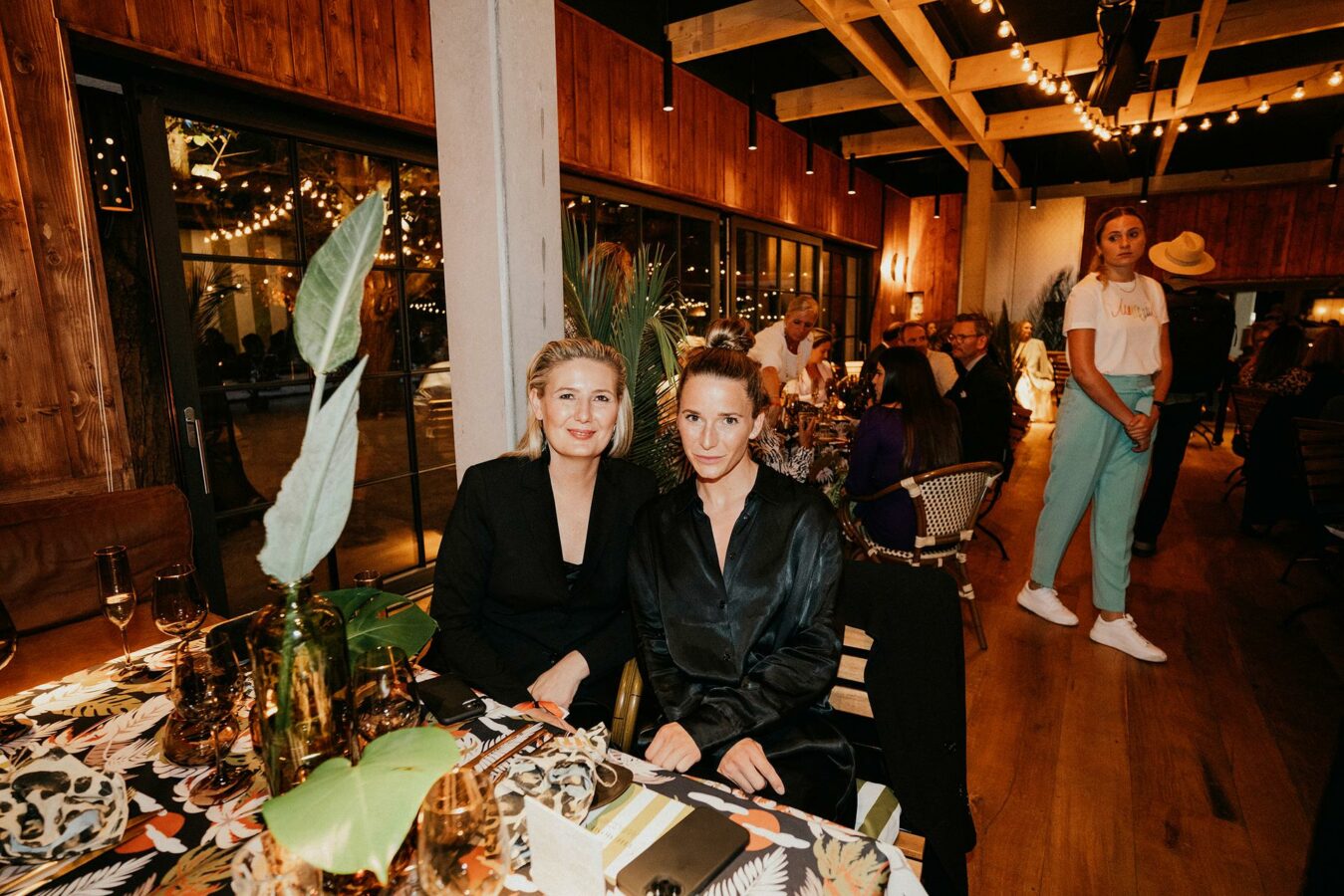 Die Marc Cain Fashion Show auf der Berlin Fashion Week. Von links nach rechts: Vesna Menschik (Marc Cain), Luisa-Charlotte von Salm (Fashion ID)(Foto: Marc Cain)