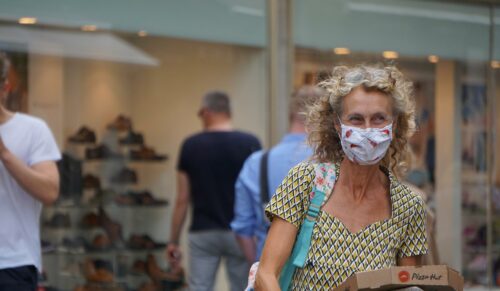 Die Maskenpflicht im Handel bleibt weitgehend bestehen. (Foto: Georg Arthur Pflueger/Unsplash)