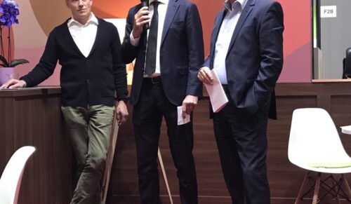 (v.l.n.r.) Achim Bruder, Vorsitzender des Kommitees für Lederwaren beim HDS/L, Paolo Borghini, Geschäftsführer der Micam und Manfred Junkert, Hauptgeschäftsführer HDS/L, stellten am 19. September in Mailand aktuelle Zahlen vor. (Foto: Redaktion)