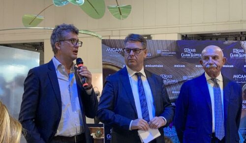 Auf der Pressekonferenz der Schuhfachmesse Micam Milano von links nach rechts: Micam-CEO Tommaso Cancellara, HDS/L-Hauptgeschäftsführer Manfred Junkert und Assocalzaturifici-Vorsitzender Siro Badon. (Foto: Redaktion)
