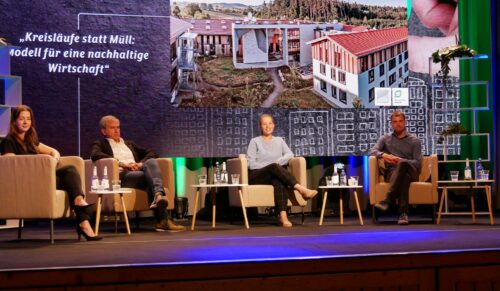 Lisa Fiedler (2.v.r.), Leiterin der Vaude Academy für nachhaltiges Wirtschaften, als Expertin beim Neumarkter Lammsbräu Fachforum 2020 mit dem Thema „Kreisläufe statt Müll: Modell für eine nachhaltige Wirtschaft“. (Foto: Neumarkter Lammsbräu)