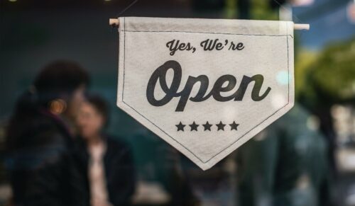 Weitere Geschäfte dürfen öffnen. Auf Landesebene wird die neue Vorgabe teils unterschiedlich interpretiert. (Foto: Unsplash/Tim Mossholder)