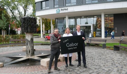 Achim Gabor überreicht Chefärztin Dr. Charlotte Rüther und Geschäftsführer Dr. Jens Deerberg-Wittram ein Geschenk für das Klinikpersonal in den Romed-Kliniken, einem Verbund von vier im Umkreis von Rosenheim. (Foto: Gabor)