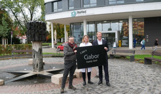 Achim Gabor überreicht Chefärztin Dr. Charlotte Rüther und Geschäftsführer Dr. Jens Deerberg-Wittram ein Geschenk für das Klinikpersonal in den Romed-Kliniken, einem Verbund von vier im Umkreis von Rosenheim. (Foto: Gabor)