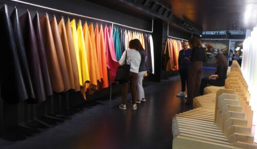Mit vollen Hallen und Lust auf Farbe war die Messe Lineapelle in Mailand ein voller Erfolg. (Foto: Agentur nextguruNow)