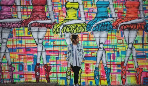 Großformatige Brandings, Statement-Prints oder auch Handwritten-Styles dominieren die aktuelle Urbanwear-Mode. (Foto: Felipe Galvan on Unsplash)
