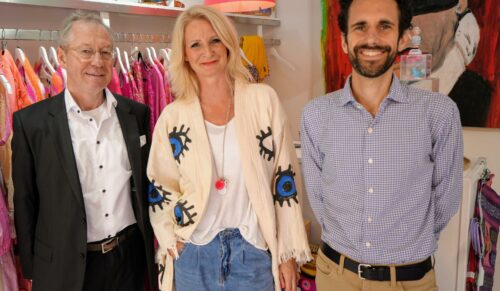 Prof. Gerrit Heinemann von der Hochschule Niederrhein (links) und Faire-Head of Product Luca Beltrami (rechts) stellten die Ergebnisse der Studie im Modeladen Loretto 23 von Patricia Bernhardt in Düsseldorf vor. (Foto: Faire)
