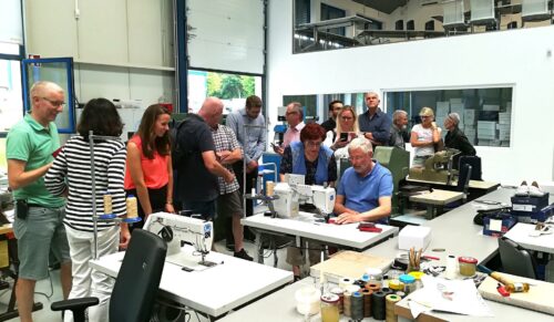 Einmal selbst Hand anlegen. Die Schulungsteilnehmer konnten an den Stanz- und Steppmaschinen ihr handwerkliches Geschick testen. (Foto: Caprice)