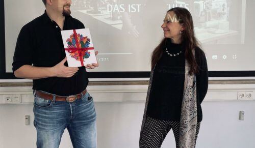 Feintäschner Matthias Wiesheu und Roeckl-Geschäftsführerin Annette Roeckl freuen sich über die Auszeichnung. (Fotos: Roeckl)