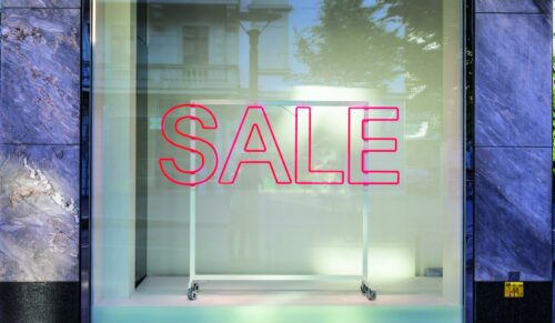Sale-Aktionen im Handel: nicht alle Verbraucher suchen gezielt nach Rabatten. (Foto: Claudio-Schwarz/Unsplash)