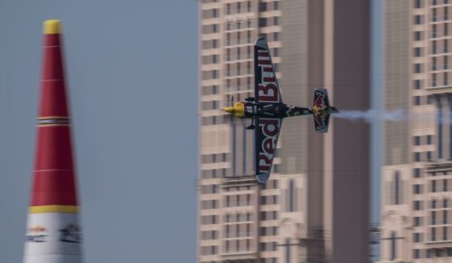 Martin Sonka of the Czech Republic performs during the finals at the first round of the Red Bull Air Race World Championship in Abu Dhabi, United Arab Emirates on February 9, 2019. (Foto: Sebastian Marko/Red Bull Content Pool)