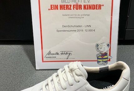 Von Robbie Williams signierter Sneaker (Foto: Linn Shoes & More)