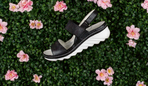 Flexible Sandalen und sportive Sneaker gehören im Sommer zu den wichtigsten Modellen der Romika-Kollektion. (Foto: Romika)