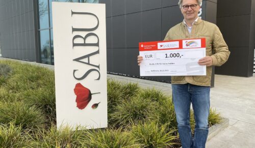 SABU-Geschäftsführer Stephan Krug mit der Spende an ’Große Hilfe für kleine Helden‘ (Foto: SABU)