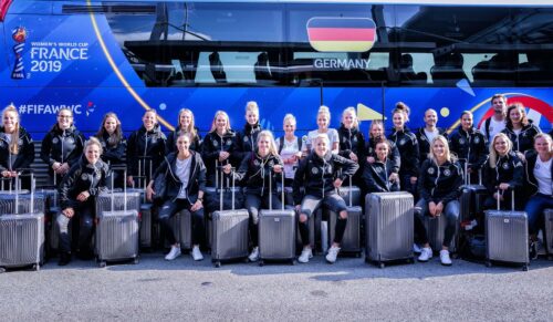 Die Frauen-Nationalmannschaft mit der Lite-Box von Samsonite (Foto: Samsonite)