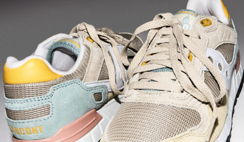 COS hat Sneaker von Saucony ins Sortiment aufgenommen. (Foto: COS)