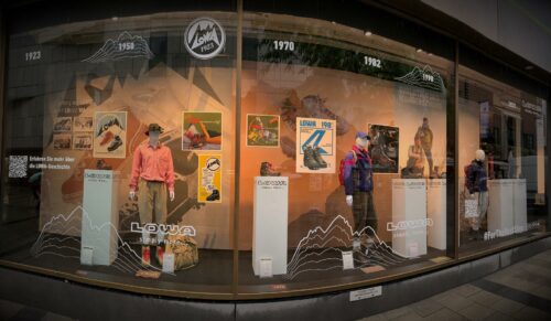 Schaufenster-Aktion von Lowa mit dem Sporthaus Schuster in München. (Foto: Lowa)